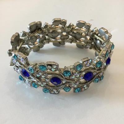 Beautiful, vintage, Dansbury, mint collection, rhinestone stretch bracelet, silver toned