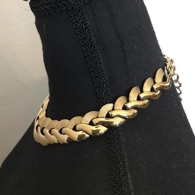 Gorgeous, gold tone chunky collar, classic bold statement necklace very nice