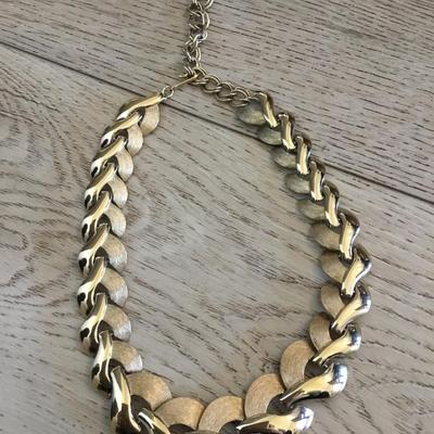 Gorgeous, gold tone chunky collar, classic bold statement necklace very nice