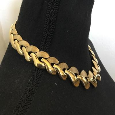 Gorgeous, gold tone chunky collar, classic bold statement necklace very nice