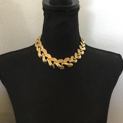 Gorgeous, gold tone chunky collar, classic bold statement necklace very nice