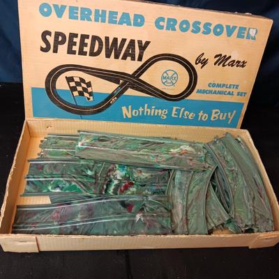 MARX OVERHEAD CROSSOVER SPEEDWAY WITH BAKELITE TRACKS