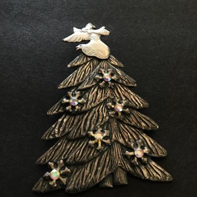 Pretty Christmas tree brooch pin