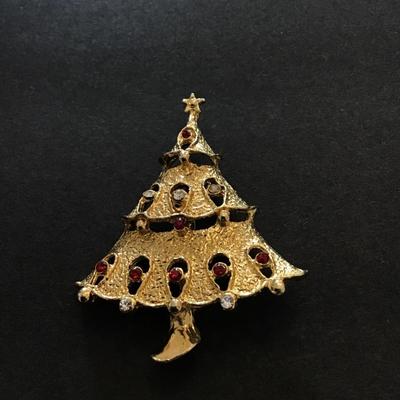 Pretty gold tone Christmas tree brooch