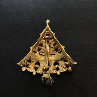 Pretty gold tone Christmas tree brooch