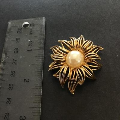 Gold tone flower brooch