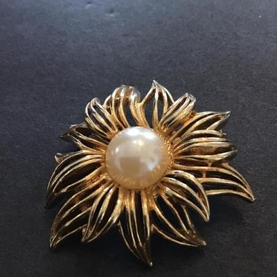 Gold tone flower brooch