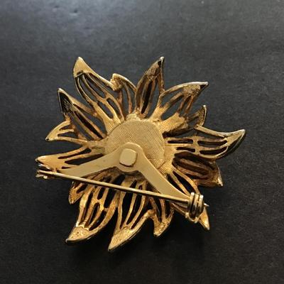 Gold tone flower brooch
