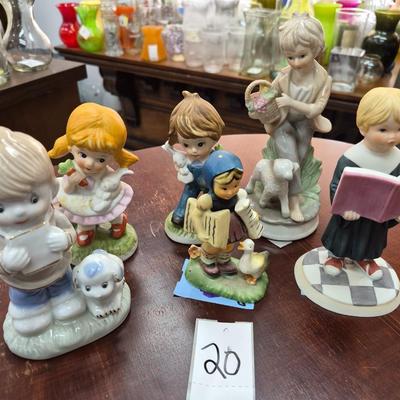 Sale Photo Thumbnail #45: Porcelain figures