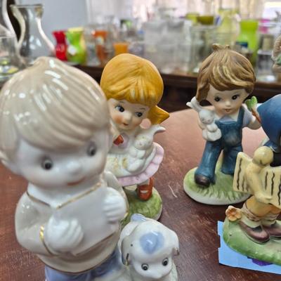 Sale Photo Thumbnail #46: Porcelain figures