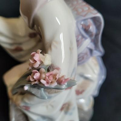 Lladro Porcelain Geisha Figurines (D-EL)
