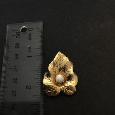 Gold tone Sarah Coventry leaf brooch
