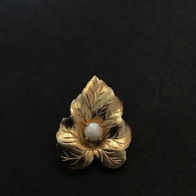 Gold tone Sarah Coventry leaf brooch