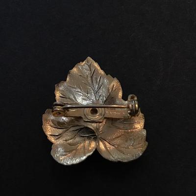 Gold tone Sarah Coventry leaf brooch