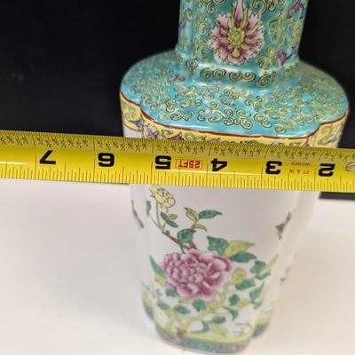 Sale Photo Thumbnail #491: A.C.F. Hand Decorated In Hong Kong Japanese Porcelain Ware Vase #1
