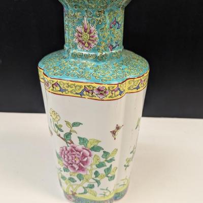 Sale Photo Thumbnail #488: A.C.F. Hand Decorated In Hong Kong Japanese Porcelain Ware Vase #1