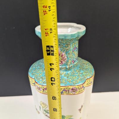 Sale Photo Thumbnail #490: A.C.F. Hand Decorated In Hong Kong Japanese Porcelain Ware Vase #1