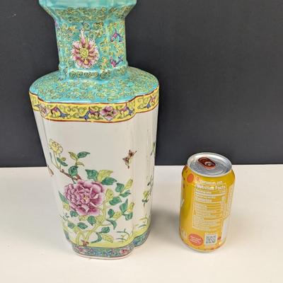 Sale Photo Thumbnail #499: A.C.F. Hand Decorated In Hong Kong Japanese Porcelain Ware Vase #2