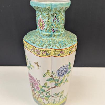 Sale Photo Thumbnail #495: A.C.F. Hand Decorated In Hong Kong Japanese Porcelain Ware Vase #2