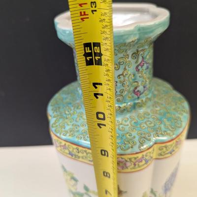 Sale Photo Thumbnail #497: A.C.F. Hand Decorated In Hong Kong Japanese Porcelain Ware Vase #2