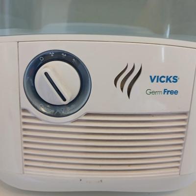Multi speed free standing Galaxy fan with Vicks germ free humdifier