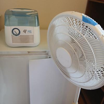 Multi speed free standing Galaxy fan with Vicks germ free humdifier