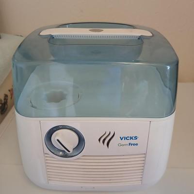 Multi speed free standing Galaxy fan with Vicks germ free humdifier