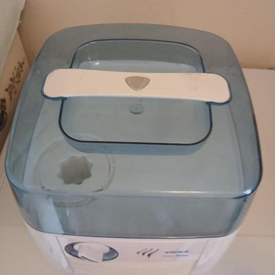 Multi speed free standing Galaxy fan with Vicks germ free humdifier