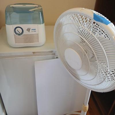 Multi speed free standing Galaxy fan with Vicks germ free humdifier