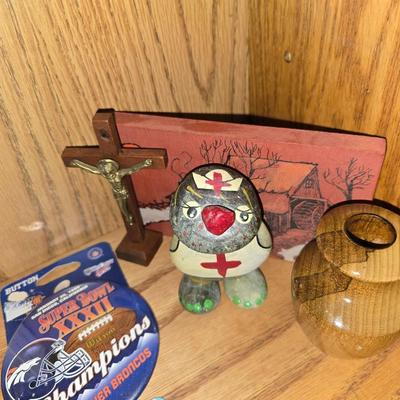 Wide variety of small collectables and shelf finds