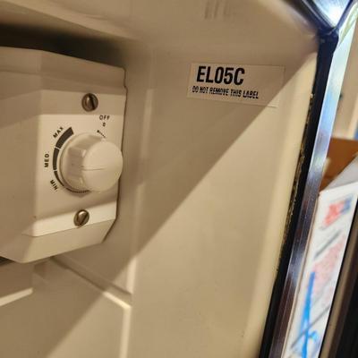 Whirlpool Mini Frige Under Counter Refrigerator w Freezer tested