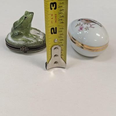 Sale Photo Thumbnail #592: Limoges France Porcelain Trinket Box Green Frog  Peint Main & Limoges France Egg Porcelain Trinket Box Chaffinch Bird Finch Gold 2.5"