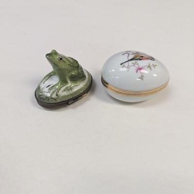 Sale Photo Thumbnail #588: Limoges France Porcelain Trinket Box Green Frog  Peint Main & Limoges France Egg Porcelain Trinket Box Chaffinch Bird Finch Gold 2.5"