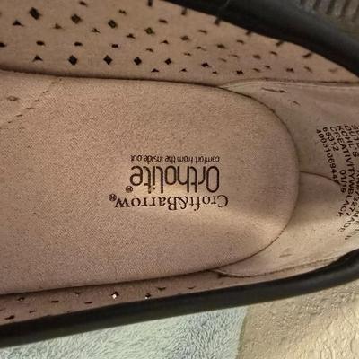 Two pairs of flats and a pair of sandals - 9W