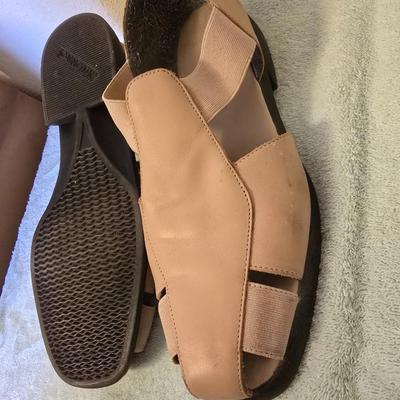 Two pairs of flats and a pair of sandals - 9W