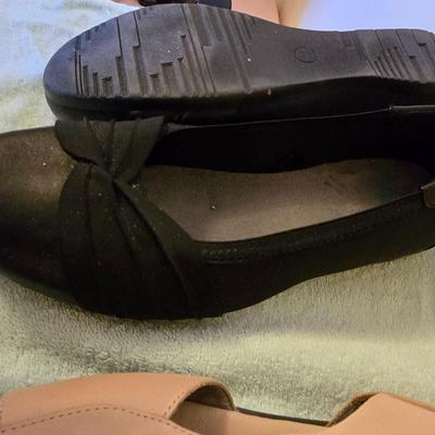 Two pairs of flats and a pair of sandals - 9W