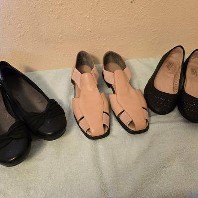 Two pairs of flats and a pair of sandals - 9W