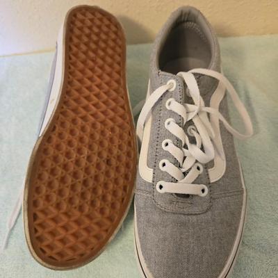 Like new - With original box Size 9 Vans shoes