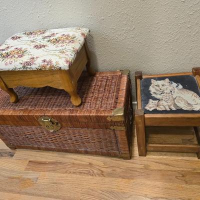 Wicker trunk with two small footstools