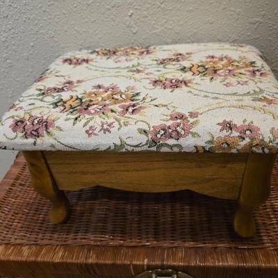 Wicker trunk with two small footstools