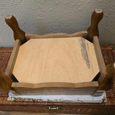Wicker trunk with two small footstools