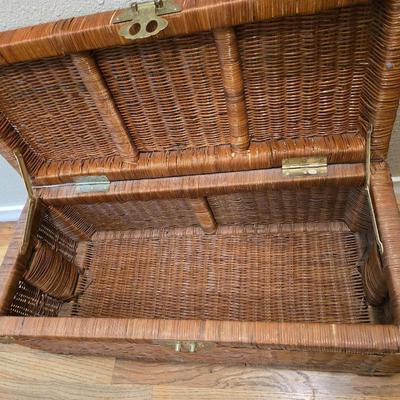 Wicker trunk with two small footstools
