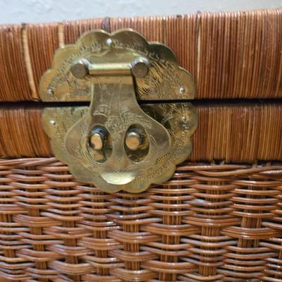 Wicker trunk with two small footstools