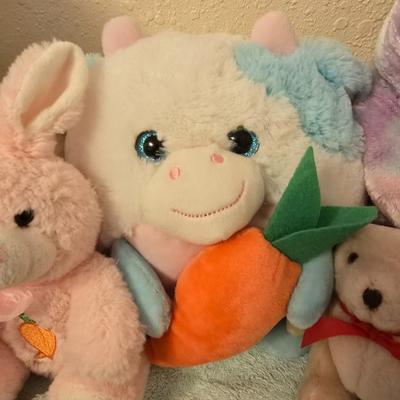 Children's plush animals with vintage Horton and Pooh bear!