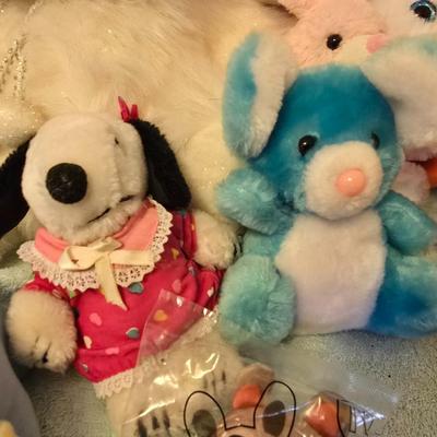 Children's plush animals with vintage Horton and Pooh bear!
