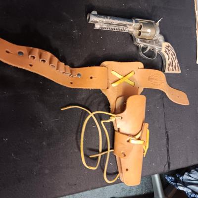 MATTEL FANNER SHOOTIN' SHELL TOY GUN W/SHELLS, LEATHER BELT HOLSTER AND TOY REMINGTON DERRINGER IN BELT BUCKLE