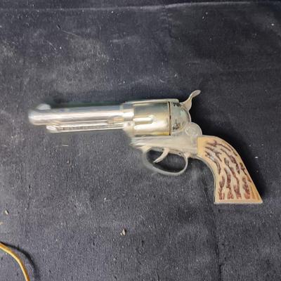 MATTEL FANNER SHOOTIN' SHELL TOY GUN W/SHELLS, LEATHER BELT HOLSTER AND TOY REMINGTON DERRINGER IN BELT BUCKLE