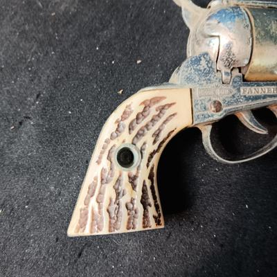 MATTEL FANNER SHOOTIN' SHELL TOY GUN W/SHELLS, LEATHER BELT HOLSTER AND TOY REMINGTON DERRINGER IN BELT BUCKLE