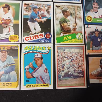 A VARIETY OF BASEBALL TRADING CARDS (2)