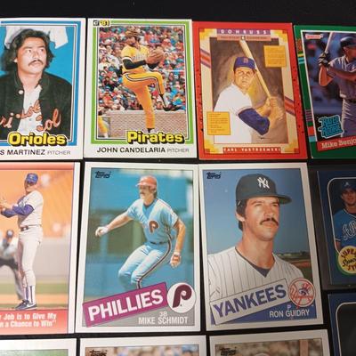 A VARIETY OF BASEBALL TRADING CARDS (2)